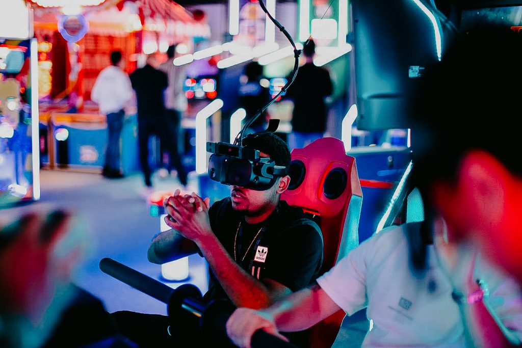 man met VR-bril op in arcadehal