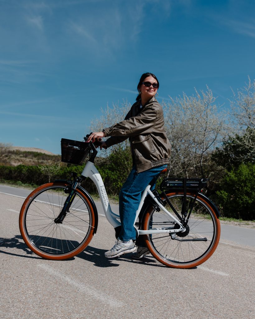 vrouw op fiets in de duinen