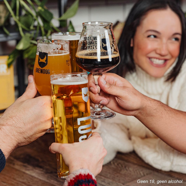 drie mensen toasten met BrewDog bier