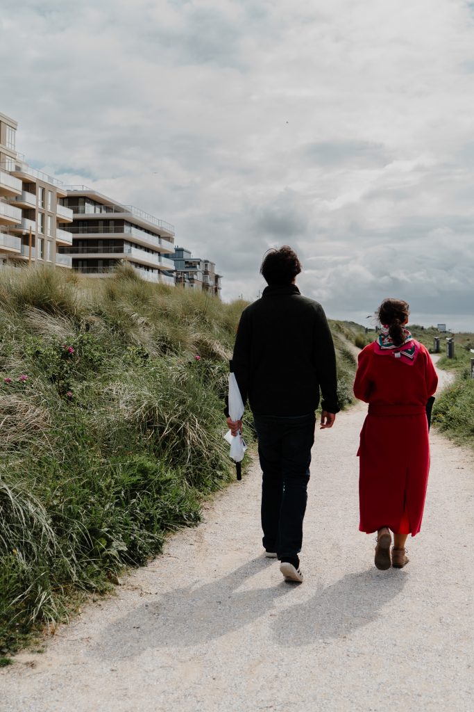 man en vrouw lopen in de duinen bij Nieuw Kijkduin