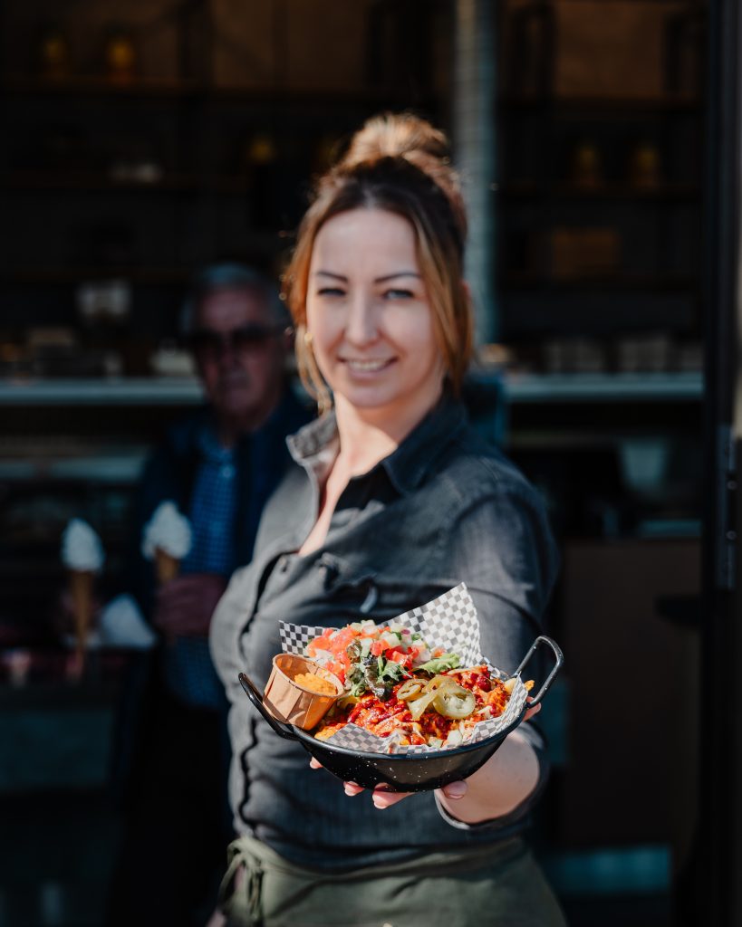 medewerker Taste of Kijkduin met gerecht in hand