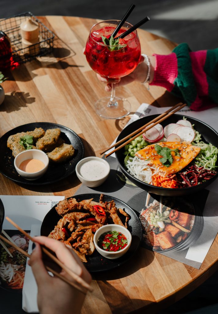 tafel vol met Japanse gerechten