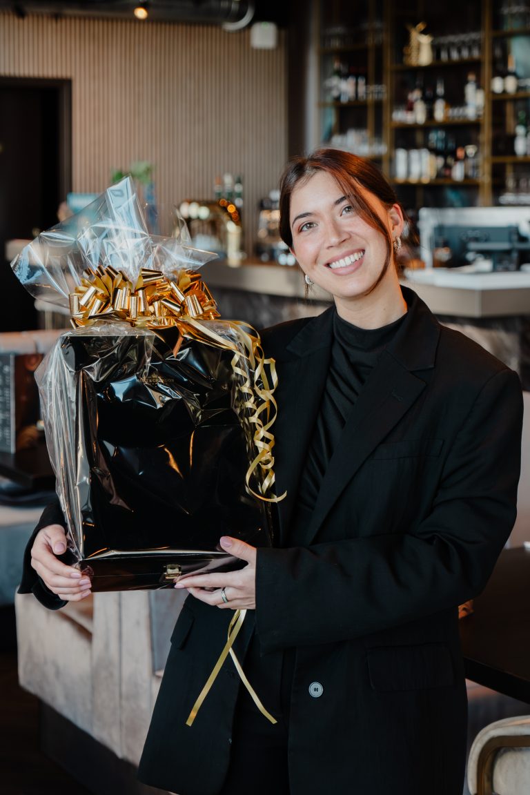 vrouw met groot cadeau in haar handen