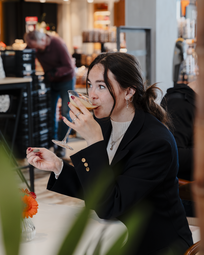 vrouw drinkt koffie uit glas